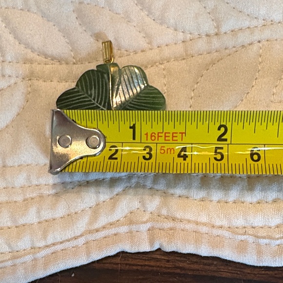 🍀Vintage Soapstone? Green Leaf Pendant gold? Bail - Picture 8 of 9